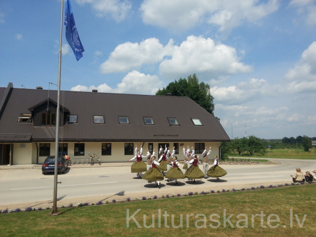Jauniešu deju kolektīva "Rakari" meitenes